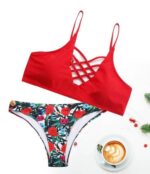 مایو مجلسی شیک دو تیکه زنانه و دخترانه با سوتین مایو استخر قرمز رنگ بند دار تزیینی در جلو و سینه باز و پددار اسفنجی کشی بدون قزن ضد اب و ست شورت و سوتین بکینی طرح هاوایی برند خارجی شین ( shein )