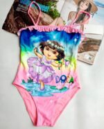 بیکینی مایو اسلیپ کودکانه و بچگانه دخترانه فانتزی و شاد صورتی رنگ طرح کارتون دورا ( dora ) مناسب دختر بچه ۴ سال و ۵ سال با جنس ضد اب مخصوص استخر بصورت یقه باز قایقی با بندهای نازک قابل تنظیم روی شانه 