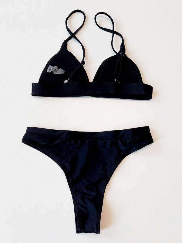 ست مایو بیکینی شنا شیک و زیبا دو تیکه زنانه برند شین مشکی رنگ با سوتین مایو کاپدار متحرک دارای کش پهن زیر سینه یک سره بصورت بند رکابی با بند قابل تنظیم و شورت بیکینی کناره باز ارزان مخصوص شنا در کشورهای خارجی