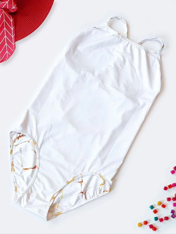 مایو اسلیپ دو رو زنانه برند لایف ( Life ) بند پشت قهرمانی طرح سنگ رگ دار رگدار طلایی ضد کلر جنس استرچ با کیفی اعلا . مایو اسلیپ یکسره و سرهمی دو طرف طرح دار