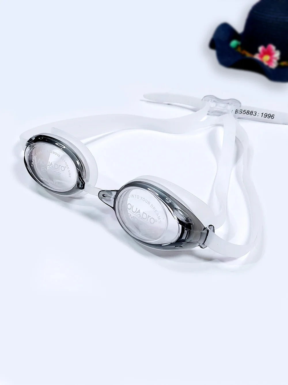 gog5033172-1 عینک شنا آکواپرو ادونچر ( Adventure ) با ۳ پل بینی سفید و مشکی شفاف برای استخر