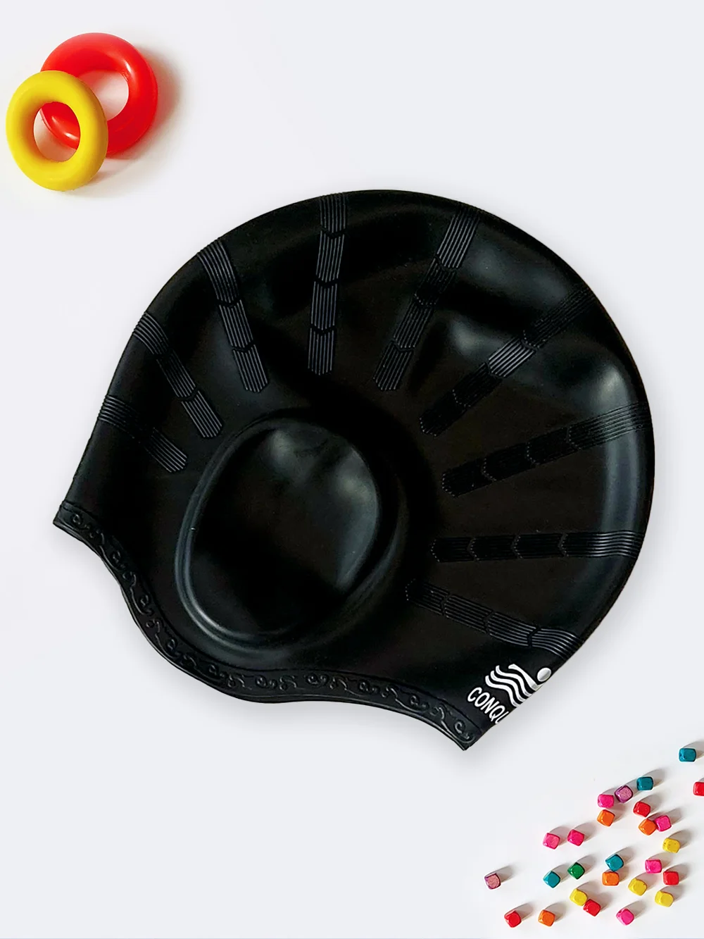 cap1202644-1 کلاه استخر شنا ضد آب و ضد کلر مناسب برای موهای بلند زنانه و مردانه بصورت گوشی دار سیلیکونی مشکی رنگ مارک کانکوئست ( Conquest ) کیفیت متوسط با طرح راه راه درشت
