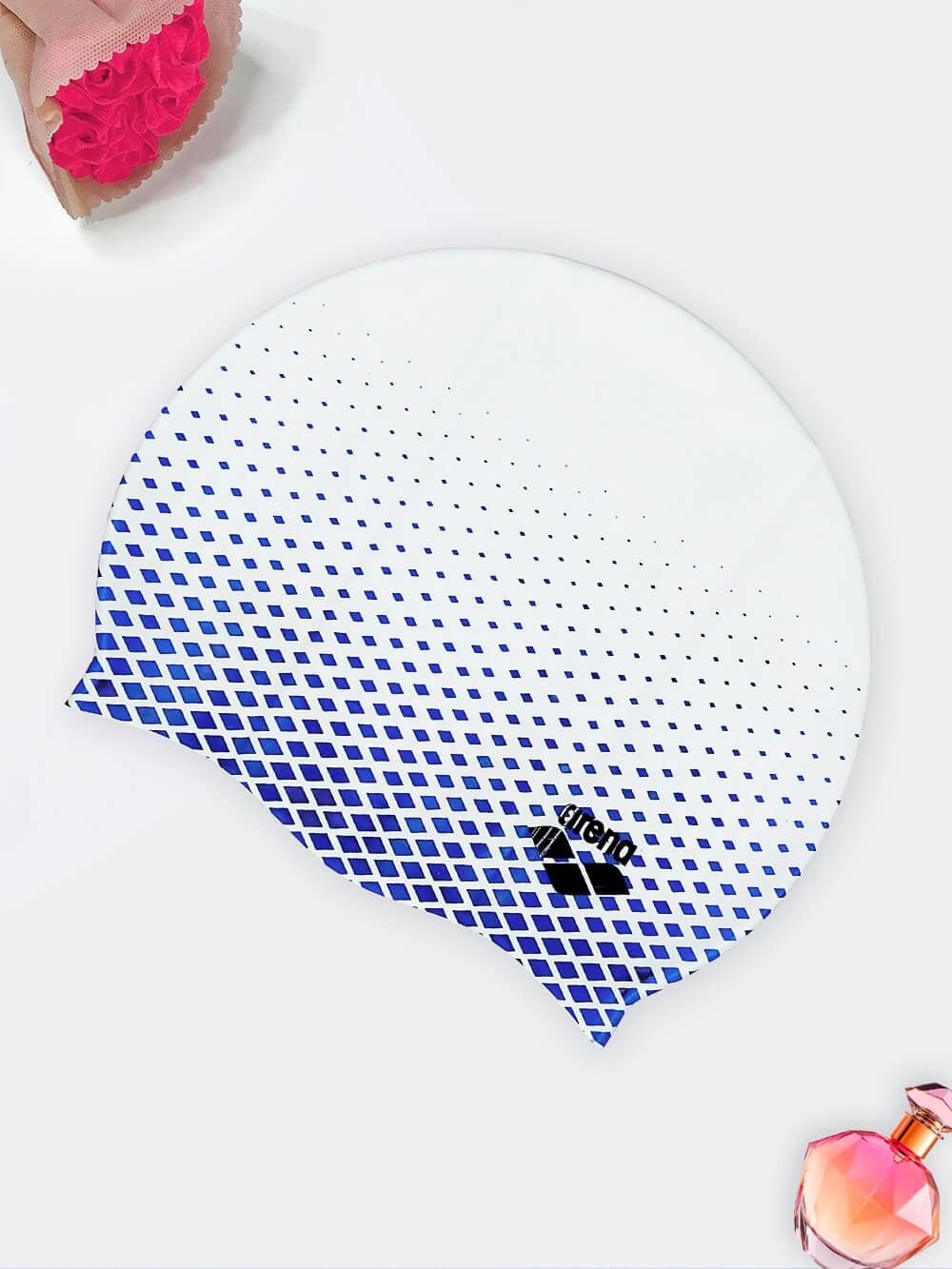 cap9230921-1 کلاه استخر آرنا ( Arena ) سفید با لوزی های آبی رنگ سیلیکونی اعلا زنانه و مردانه
