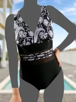 مایو زنانه شیک و جدید کمر شیشه ای زنانه در مدل اسلیپ کاپدار اسپیدو ( Speedo ) مشکی با طرح سفید با جنس پلی آمید ضد کلر . همراه با عکس مایو زنانه در تن زن