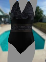 مایو زنانه اسلیپ کمر شیشه ای برای استخر و کاپدار متحرک برند اسپیدو ( Speedo ) مشکی و طوسی رنگ شیک با جنس پلی آمید ضد کلر با بندهای ضربدری در پشت