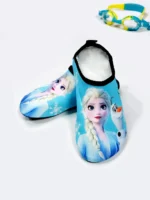 کفش شنا کودکانه دخترانه آبی رنگ طرح کارتون فروزن ( frozen ) برای جلوگیری از سر خوردن در استخر و زخمی شدن و بریدن پا در ساحل دریا