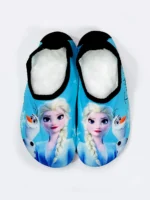 کفش شنا استخری کودکانه و نوجوان دخترانه آبی رنگ طرح کارتون فروزن ( frozen ) برای جلوگیری از سر خوردن در استخر و زخمی شدن و بریدن پا در ساحل دریا