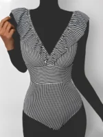 لباس شنا زنانه اسلیپ فانتزی با یقه هفت چین دار به رنگ آبی مشکی و سفید با کاپ متحرک - Image 5